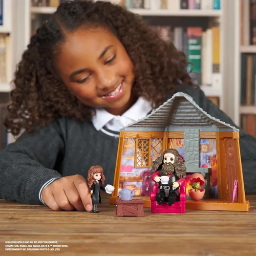 Vista 7 de Wizarding World, juego de Harry Potter, Hagrid's Hut, con 2 figuras y 9 accesorios para muñecas