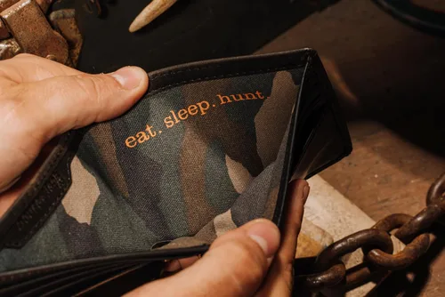 Vista 3 de House of Jack Co. Billetera plegable para hombre Billetera de hombre para deportistas al aire libre Cuero de grano completo bruñido a mano