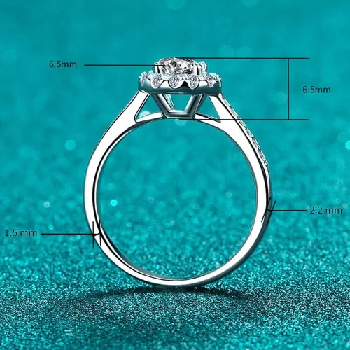 Vista 7 de Anillo de compromiso de diamantes de plata de ley chapado en oro blanco de 18 quilates con forma redonda de moissanita con halo clásico pero único
