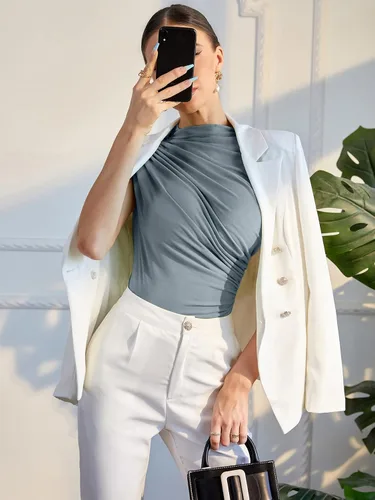 Vista 3 de Milumia Camisetas sin mangas con pliegues laterales para mujer, camisetas de verano sin mangas de moda 2024