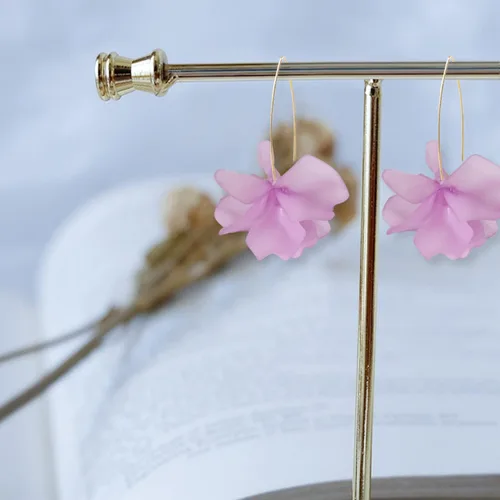 Vista 5 de Pendientes colgantes de pétalos de flores de resina bohemia, hechos a mano, grandes y largos, con forma de rosa, de acrílico, para fiesta de verano
