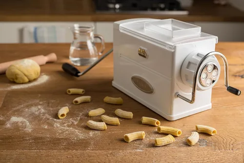 Vista 2 de MARCATO Hecho en Italia Regina Extrusora Pasta Machine, Blanco. Hace bucatini, fusilli, maccheroni, maccheroncini, rigatoni.
