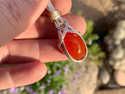 Vista 2 de Colgante de cristal de cuarzo rosa de 14 quilates, calidad AAA relleno de oro, varita de corazón, reiki Energy Romance, con elegante caja de regalo