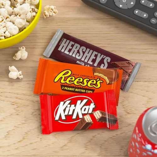 Vista 6 de HERSHEY'S, KIT KAT and REESE'S - Caja variada de dulces de chocolate con leche, 27.3 onzas (18 unidades)
