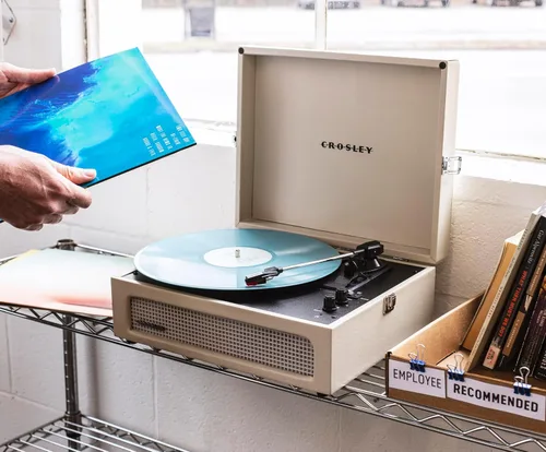 Vista 12 de Crosley CR8017B-DU Voyager Tocadiscos, Dune Duna