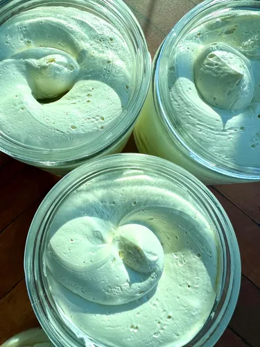 Vista 3 de Mantequilla batida para el cabello y el cuerpo Humedad e hidratación intensas Piel seca 8 oz (sin perfume)