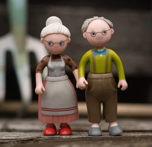 Vista 2 de Haba Little Friends Grandpa Kurt – 4.5" Bendy muñeca abuelo cifra