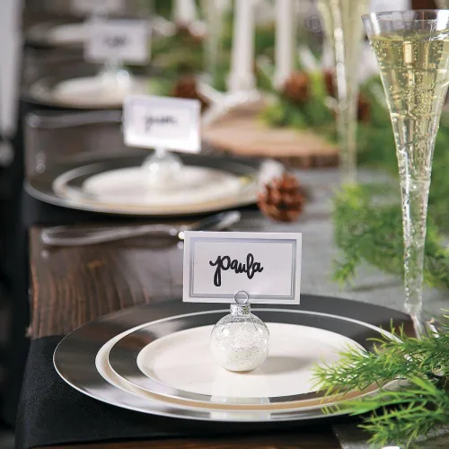 Vista 2 de Fun Express Platos llanos de plástico marfil de alta calidad con borde plateado, elegante juego de vajilla desechable para bodas y fiestas, 25 piezas