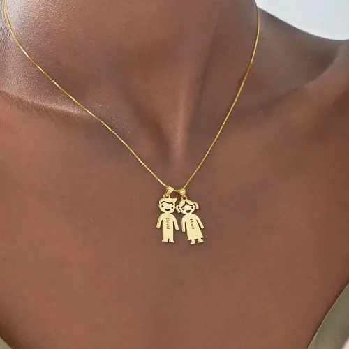 Vista 4 de Collar con colgante de amuleto grabado hecho a mano para niño o niña - Amuletos personalizados hechos a medida para niños - Regalo de joyería