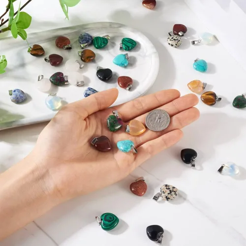 Vista 5 de FASHEWELRY 48 colgantes de piedra en forma de corazón, 12 estilos mezclados, naturales y sintéticos, dijes de cristal de chakra curativo para hacer