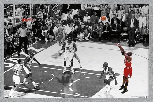 Vista 16 de Trends International Michael Jordan - Póster de pared horizontal The Shot, 14.72 x 22.37 pulgadas, versión enmarcada de madera de granero