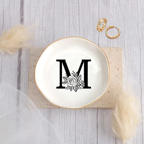 Vista 2 de JoycuFF Bandeja de cerámica con inicial M para joyas, regalos de novia para dama de honor, cumpleaños, compromiso, mejor amiga, mamá, abuela