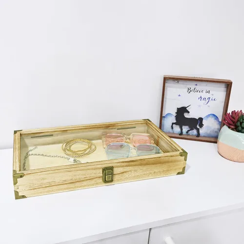 Vista 6 de MOOCA Caja de almacenamiento de accesorios de madera natural con esquinas de latón y cierre de metal, bandeja de joyería de madera
