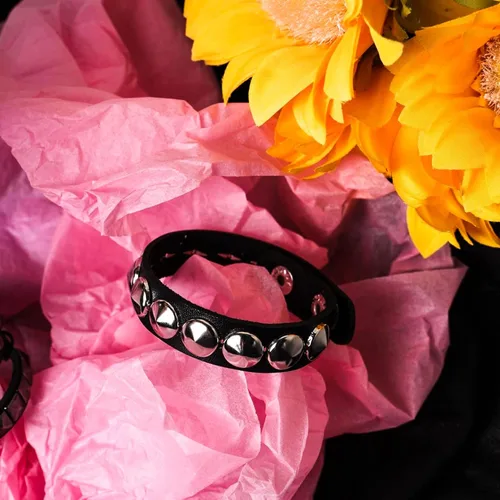 Vista 4 de Eigso - Pulsera de cuero negro estilo punk con remaches y tachuelas de metal para Halloween, para hombres y mujeres , aleación, G1, EGSLBR00003