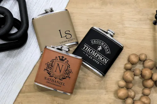 Vista 7 de Frasco personalizado para regalo de boda. Regalo personalizado para bebidas. Frasco de cuero sintético grabado para padrinos de boda (negro y dorado)