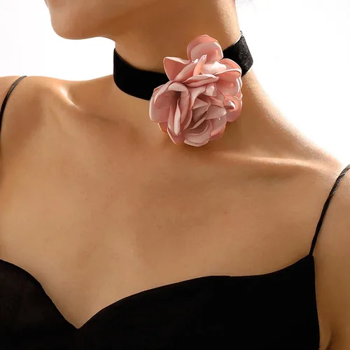 Vista 2 de Gargantilla bohemia de terciopelo negro con flor de rosa púrpura 3D y collar floral de satén, collar de flores grandes exageradas para regalos