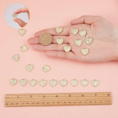 Vista 3 de SUNNYCLUE 1 caja de 26 dijes chapados en oro real de 18 quilates con letras de corazón a granel del alfabeto para pulseras, collares, dijes de copa