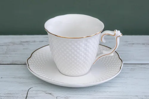 Vista 6 de Royal Porcelain Elegantes tazas y platillos de café expreso de porcelana blanca, 12 piezas, 3 onzas, mini taza con borde dorado, perfecto