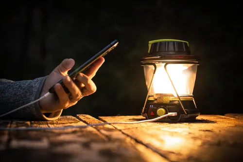 Vista 4 de Lighthouse 600 - Luz ajustable multifuncional perfecta para acampar, eventos al aire libre o uso de emergencia, 600 lúmenes, carga USB de teléfonos