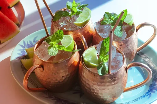 Vista 9 de Moscow Mule tazas Set, 4 Authentic Handcrafted tazas de cobre (16 oz. Cada uno) con 2 onzas Shot vidrio, 4 pajitas, mango madera Posavasos y libro