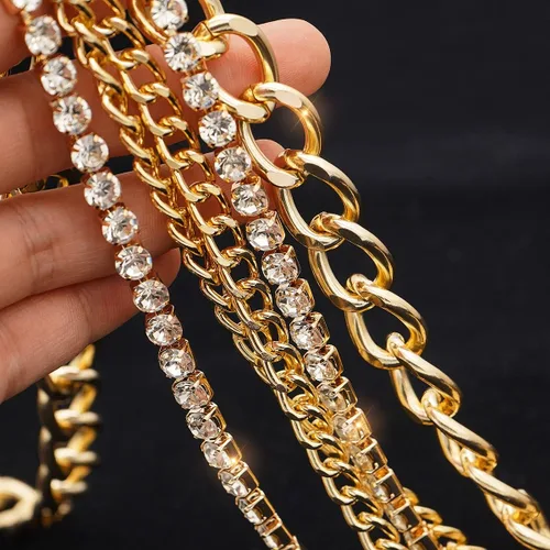Vista 4 de Suyi Cinturón de cadena multicapa Cinturones de cadena de metal con diamantes de imitación para mujer Cadena de cintura dorada punk Dorado