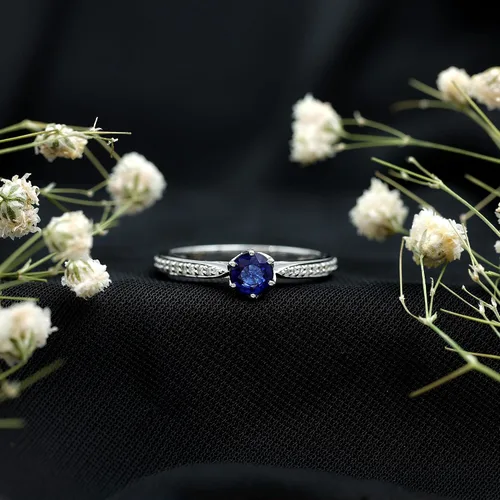 Vista 15 de Anillo de compromiso con solitario mínimo de zafiro azul, redondo de 0.197 in, calidad AAA, joyería inspirada en flores para mujer