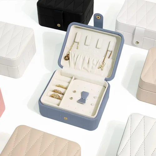 Vista 4 de KAMIER Organizador de joyas de viaje, cajas de joyería portátiles de cuero acolchado con diamantes para mujeres y niñas, organizador pequeño