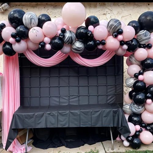 Vista 7 de Kit de guirnalda de arco de globos de Halloween, globos negros y rosados, globos de murciélago de aluminio fantasma para la familia, fondo de fiesta