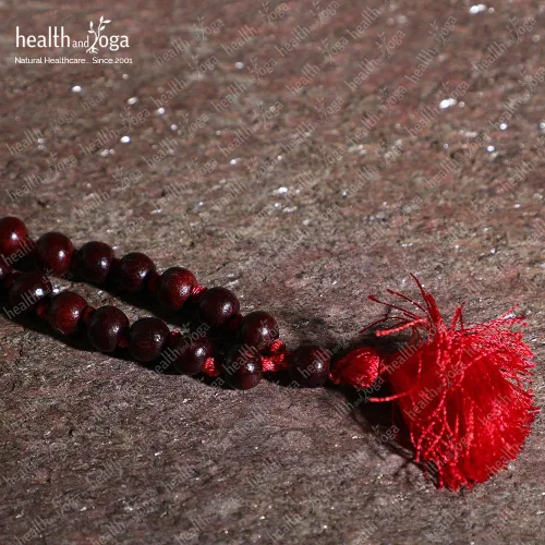 Vista 7 de HealthAndYoga™ Mala de Palo de Rosa (108 + 1 Cuentas con Borla) y Bolsa de Terciopelo - Rosario Anudado a Mano para Canto de Mantra, Meditación