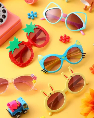 Vista 7 de Weewooday 12 pares de lentes de sol para niños, diseño de fresa, gato, flor, corazón, para fiesta, caricatura, para niños