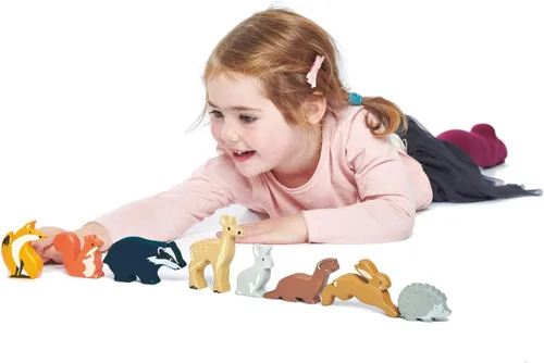 Vista 4 de Tender Leaf Toys Animales del bosque – 8 animales del bosque de madera con un estante de exhibición – Juguete clásico para juego de simulación