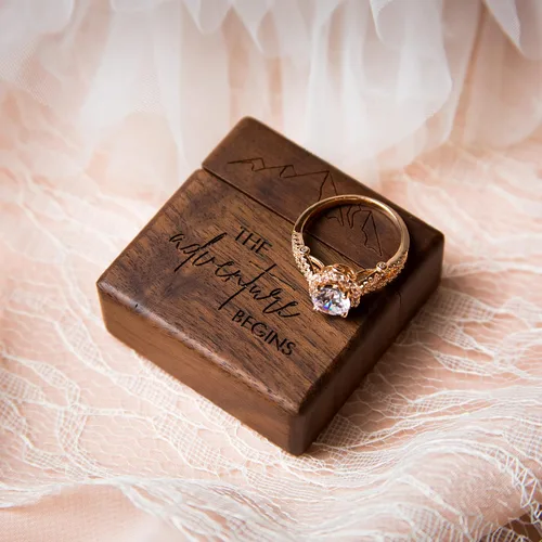 Vista 5 de MUUJEE The Adventure Begins - Caja de anillos de compromiso delgada de madera grabada para propuesta de compromiso aniversario de boda regalo