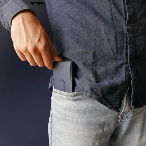 Vista 29 de ÖGON -DESIGNS- Tarjetero automático de aluminio, protección RFID contra fraude y desmagnetización, cartera delgada y minimalista para hombres