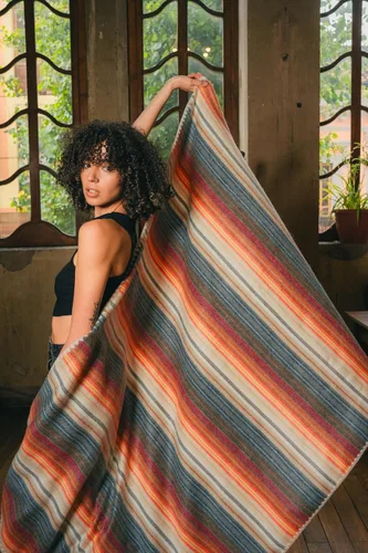 Vista 5 de ALPAKITAS Manta de lana de alpaca, tamaño manta, 64 x 45 pulgadas, cálida y ligera, para sofá, cama o manta para exteriores, color beige