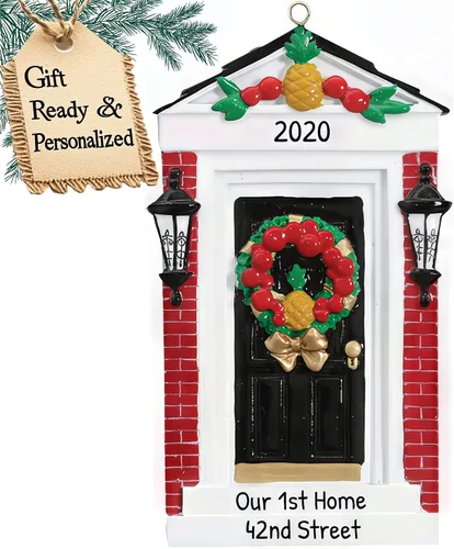 Vista 7 de Adorno personalizado de nuestro nuevo hogar 2025 Nombre y año personalizados Decoración de recuerdo de puerta marrón para propietario de casa