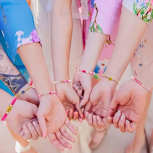 Vista 5 de Vitustua 16pcs Preppy Heishi Bracelets Set Stackable Colorful Cute Happy Face Charm Pearl Stretchy Beaded Bracelet Summer Beach Layering Bracelet