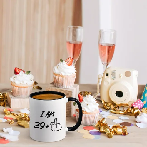 Vista 9 de YHRJWN - Regalos de cumpleaños número 40 para mujeres y hombres, taza de café I Am 39 Plus, regalos divertidos de cumpleaños para amigos, compañeras