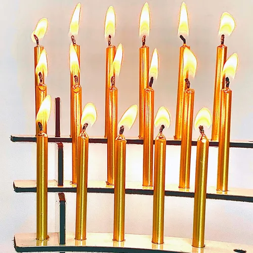Vista 2 de Velas altas de cumpleaños doradas para decoración de pasteles y mesa, perfectas para un día especial de hito, elegantes velas de cumpleaños doradas