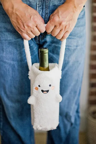 Vista 4 de Pearhead Soporte para botella de vino fantasma de Halloween, bolsa de regalo reutilizable de sherpa de felpa con cara sonriente y asa - Lindo regalo