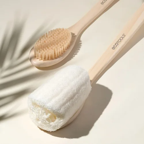 Vista 4 de EcoTools Cepillo de cerdas de baño, cepillo de baño con mango largo, limpieza de espalda y zonas difíciles de alcanzar, cepillo de ducha ecológico