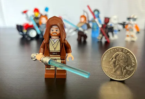Vista 3 de LEGO Star Wars Episodio 2 - Minifigura de Clone Wars - OBI-Wan Kenobi (bata y capucha marrón) con sable de luz edición limitada