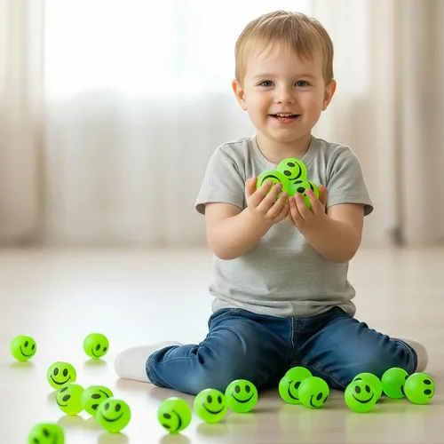 Vista 8 de ArtCreativity 36 bolas hinchables verdes con cara sonriente que brillan en la oscuridad, paquete a granel de 36, bolas de rebote de 1 pulgada
