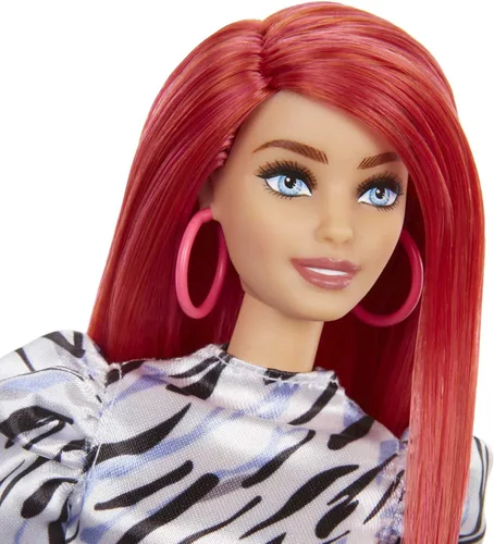 Vista 4 de Barbie Fashionistas Doll #168 con busto más pequeño y pelo largo rojo, vestido a rayas de cebra y accesorios que incluyen aretes de aro grandes