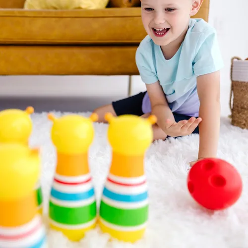 Vista 8 de Melissa & Doug Sunny Patch Giddy Buggy Juego de Bolos de Acción - 6 Pinos de Insectos, 1 Pelota de Plástico
