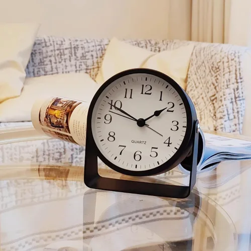 Vista 7 de Reloj despertador analógico, silencioso sin tictac, funciona con pilas con luz suave nocturna bajo demanda, reloj de escritorio de metal giratorio