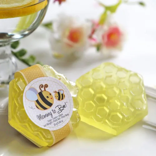 Vista 5 de Kate Aspen Jabón de panal perfumado con miel dulce y flores frescas, recuerdos de baby shower de mamá a abeja, paquete de 4 unidades, 21084NA