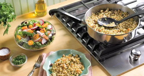 Vista 2 de Farberware Tapa clásica de acero inoxidable para freír, Sartén para saltear (2.75 cuartos de galón), Plateado
