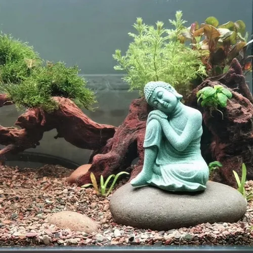 Vista 3 de livelyfish Mini estatua de Buda meditando piedra arenisca natural Buda adorno para 10 galones y debajo de peceras, decoración de acuario