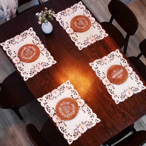 Vista 7 de LeLehome Juego de 4 manteles individuales bordados con flores, manteles individuales oblongos beige rosa, decoración para hogar, cocina, comedor