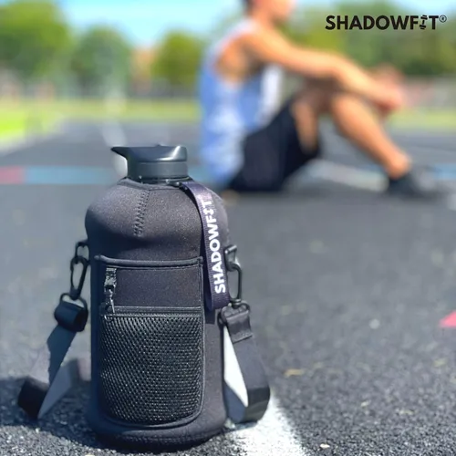 Vista 5 de Shadowfit Botellas de agua de medio galón (74 onzas, 2.2 litros) con mango de tapa de popote y funda de almacenamiento, soporte grande para jarra